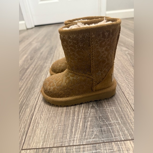 UGG GIRLS CLASSIC II GLITTER LEOPARD Cheetah BOOT SIZE 6 KIDS CHESNUT - Picture 5 of 9